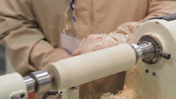 Processing of a tree on the lathe — Stock Video