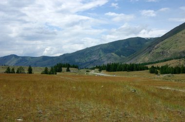 Yüksek dağlar ve odun yılı ile gündüz