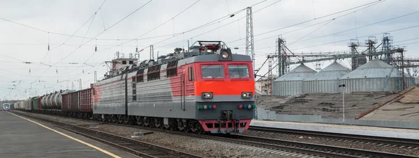 Moving train with tanks — Stock Photo, Image