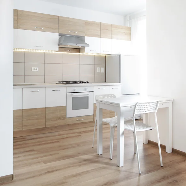 Moderne weiße Küche. — Stockfoto