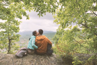 Genç çift dağın üstünde dinlenme.