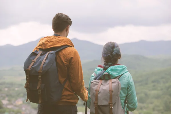 Viajantes olhando para as montanhas . — Fotografia de Stock