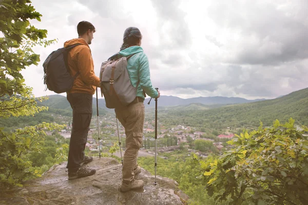 Travelers staring at the mountains. — Stock Photo, Image