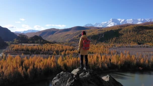 Backpacker Golden Autumn Pegunungan Altai Siberia Rusia Kamera Berputar Mengitari — Stok Video