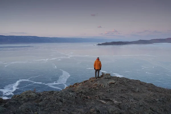 Man Looking Frozen Lake Baikal Winter Olkhon Island Sibérie Russie — Photo