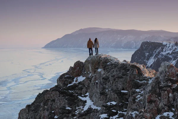 冬天的贝加尔湖情侣们站在山顶上凝视着俄罗斯西伯利亚贝加尔湖 — 图库照片