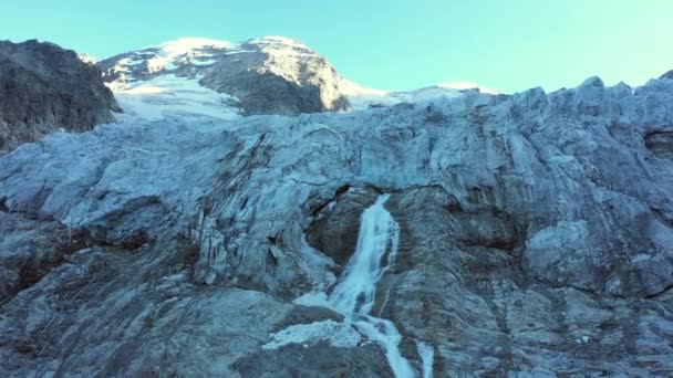 Puncak Pemandangan Udara Gletser Gunung Dengan Air Terjun Bawah Gletser — Stok Video