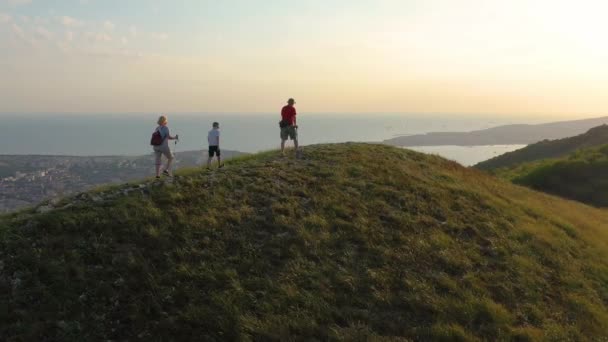 Familie Wandelen Bergen Top Van Berg Bereiken Boven Gelendzjiekse Baai — Stockvideo