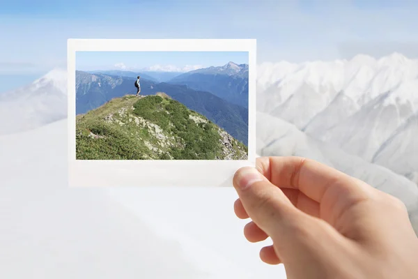 Segurando foto instantânea . Imagens De Bancos De Imagens