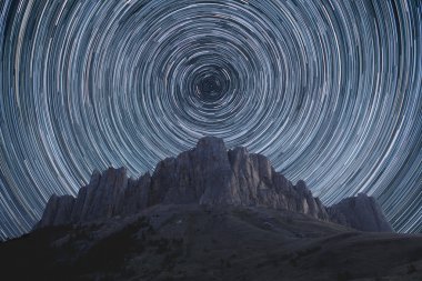 Dağların üzerinden Star yollar.