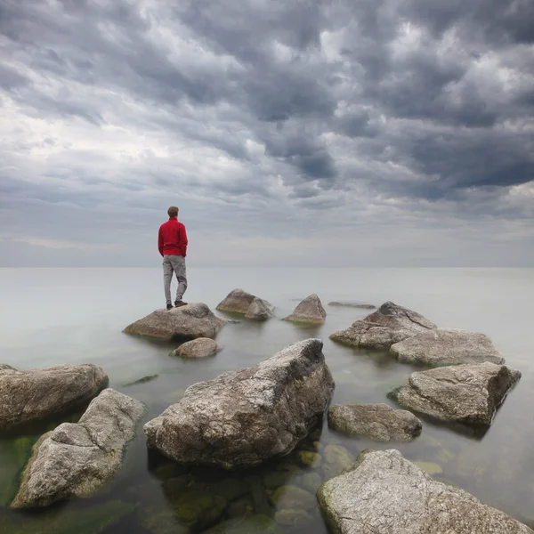 Man staring at the sea. — Stock Photo, Image