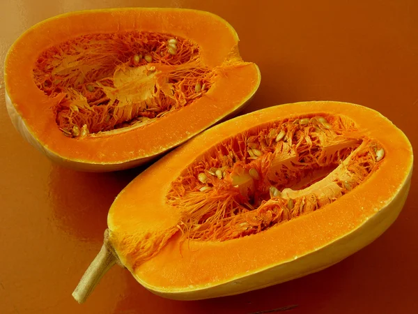 Zucca di butternut dimezzata — Foto Stock