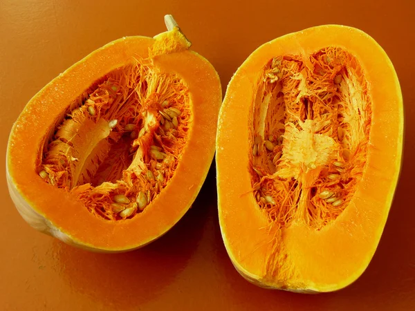 Zucca di butternut dimezzata — Foto Stock