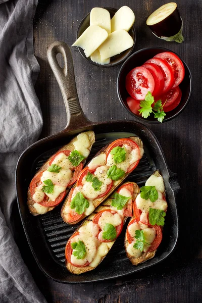 Berenjena al horno con tomates y queso — Foto de Stock