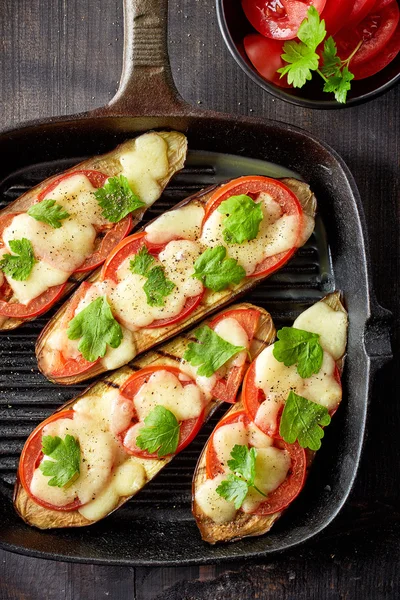 Pieczony bakłażan z pomidorami i serem — Zdjęcie stockowe