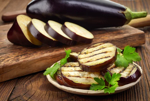 Aubergine grillée sur table en bois — Photo