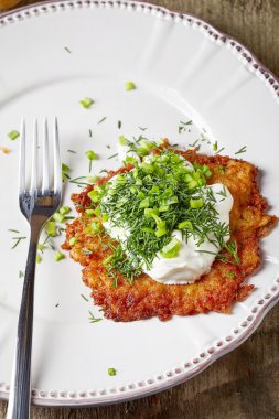 patates yassı beyaz plaka üzerinde