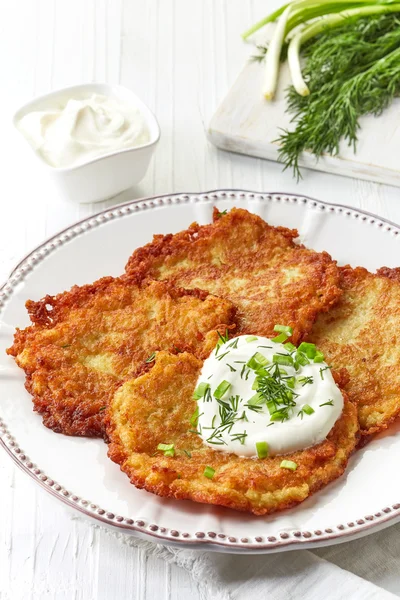 Pancake kentang di piring putih — Stok Foto
