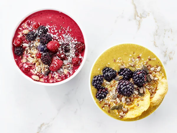 Två skålar med frukost smoothie — Stockfoto