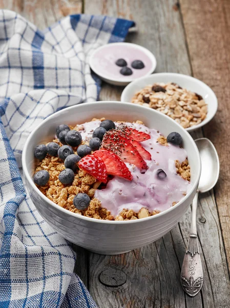 Schaal van muesli met yoghurt en bessen — Stockfoto