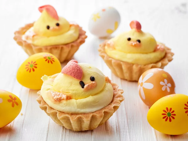 Easter cupcakes and eggs — Stock Photo, Image