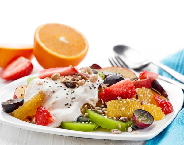 Plato de ensalada de frutas y bayas — Foto de Stock