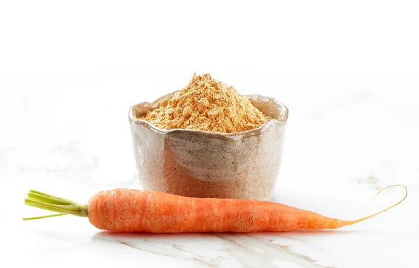 Schüssel mit getrocknetem Karottenpulver — Stockfoto