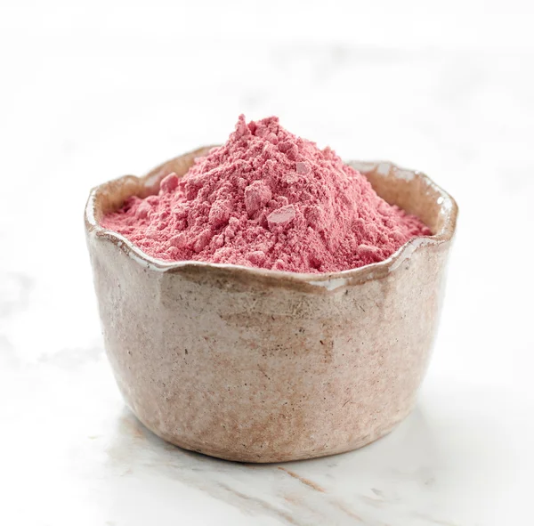 Skål med rosa torkade bär frukt pulver — Stockfoto