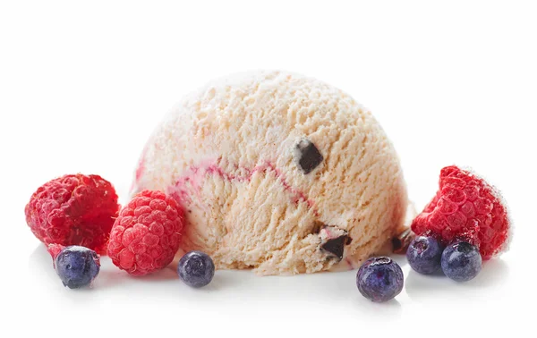 Fagylalt labdát fagyasztott bogyók — Stock Fotó