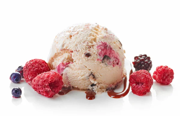 Palla di gelato con bacche congelate — Foto Stock