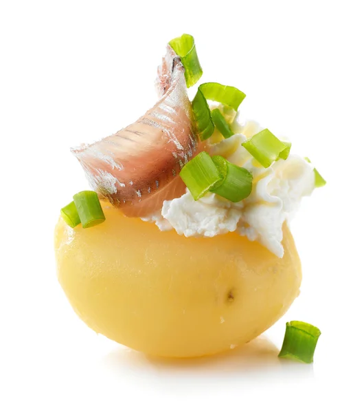 Gekookte aardappel versierd met roomkaas en ansjovis voorjaar op — Stockfoto