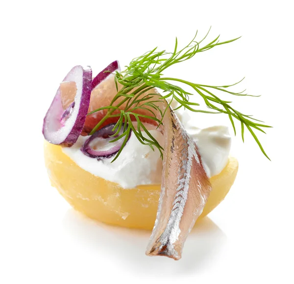 Boiled potato decorated with anchovy, sour cream, dill and onion — Stock Photo, Image