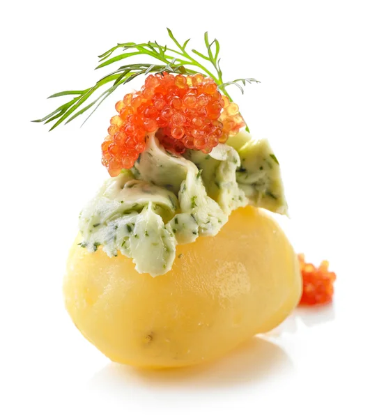 Főtt poato, díszített zöld vaj és piros kaviár — Stock Fotó
