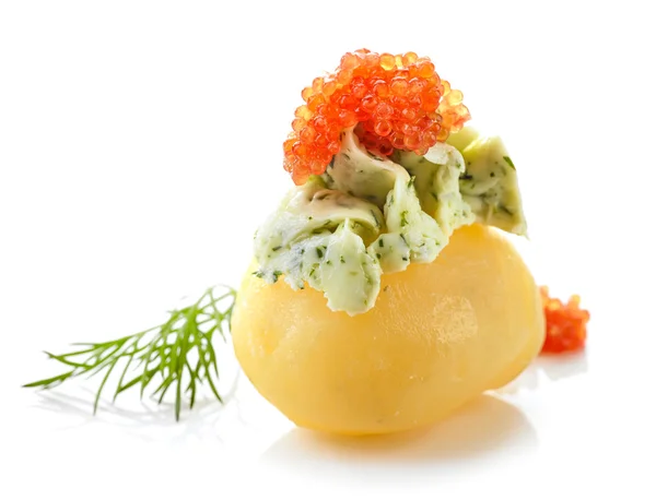 Вареный картофель украшен зеленым маслом и красной икрой — стоковое фото