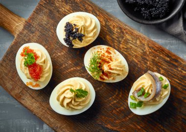 ahşap kesme tahtası üzerinde yumurta haşlanmış dekoratif dolması