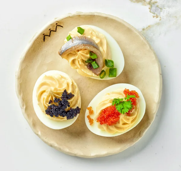 Вареные фаршированные декоративные яйца — стоковое фото
