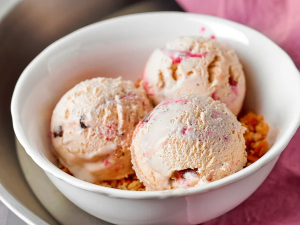 Schüssel mit Eis — Stockfoto