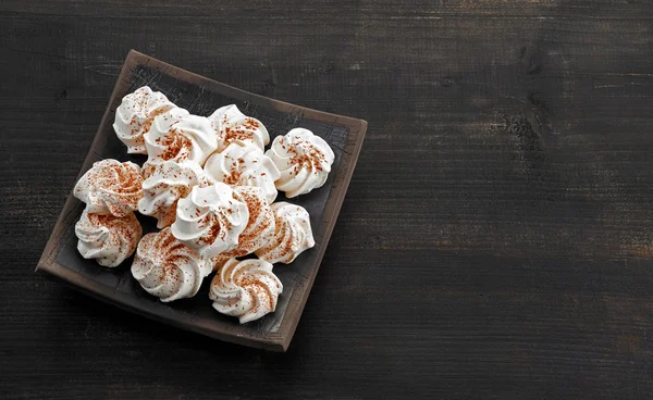 Cookie-uri de meringue pe masa de lemn inchis — Fotografie, imagine de stoc