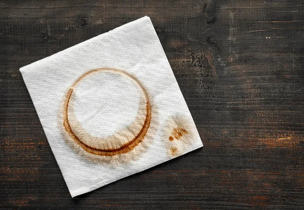 Servilleta de papel usada en mesa de madera oscura — Foto de Stock