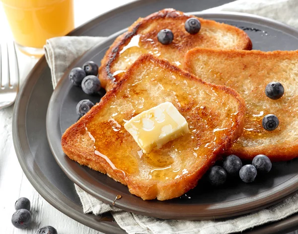Французький тост маслом і медом — стокове фото