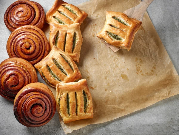 Petits pains à la cannelle et aux épinards fraîchement cuits — Photo