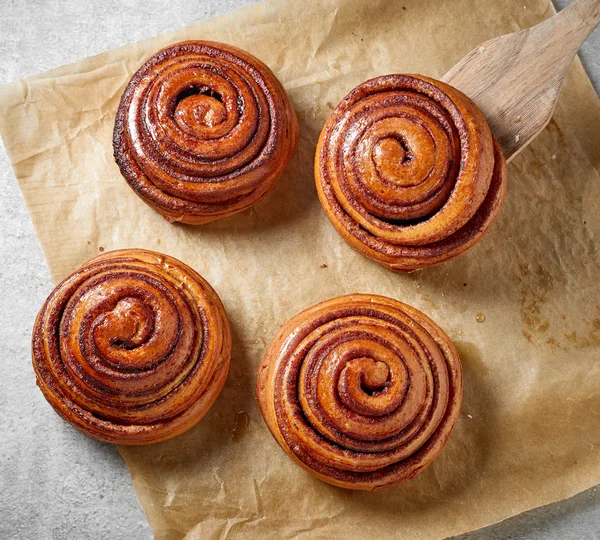Freshly baked sweet cinnamon buns — Stock Photo, Image