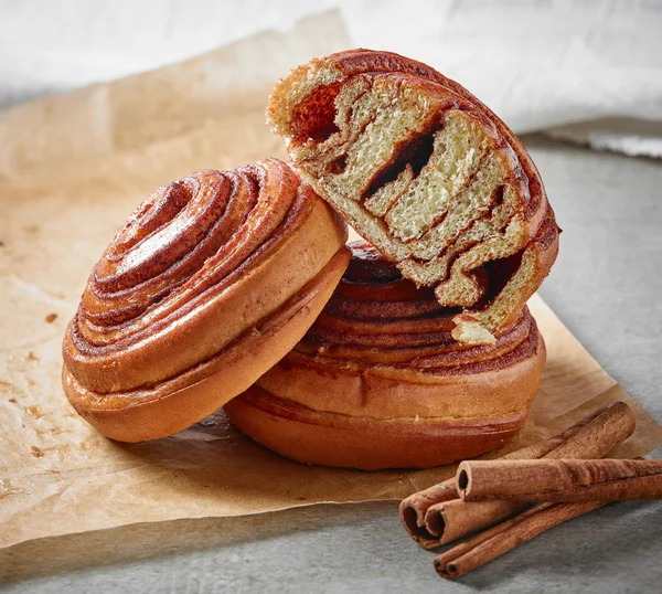 Petits pains à la cannelle fraîchement cuits — Photo