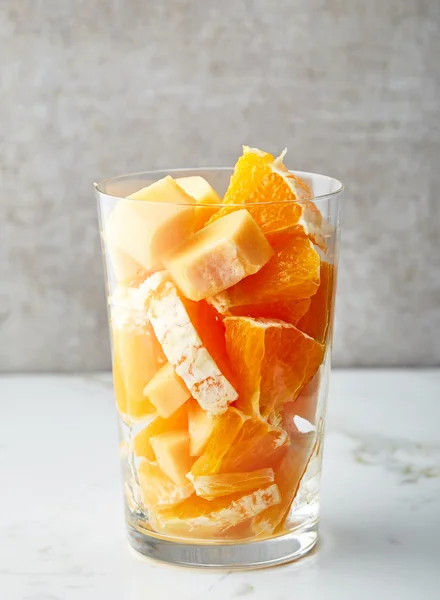 Vaso de piezas de fruta para hacer batido —  Fotos de Stock