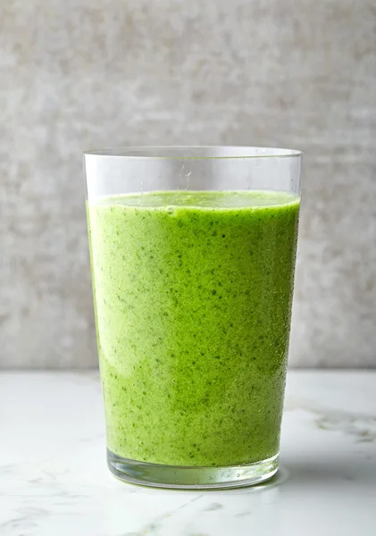 Glas grünen Smoothie — Stockfoto