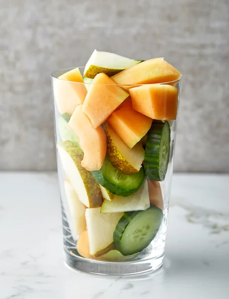 Vaso de trozos de frutas y verduras — Foto de Stock