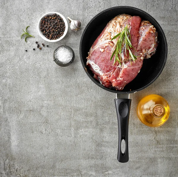 Carne brută marinată pe tigaie de gătit — Fotografie, imagine de stoc