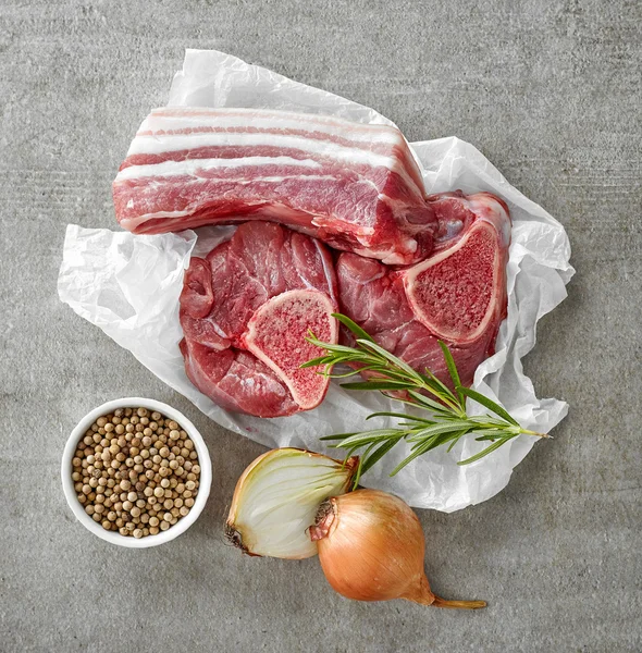 Vari tagli di carne cruda e spezie — Foto Stock