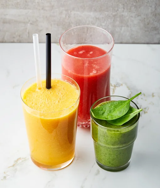 Lunettes de différents smoothies — Photo