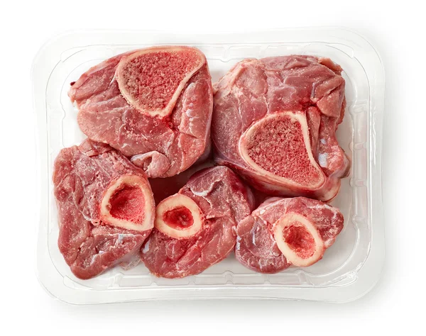 Tăieturi crude de carne de vită în încercarea de plastic — Fotografie, imagine de stoc